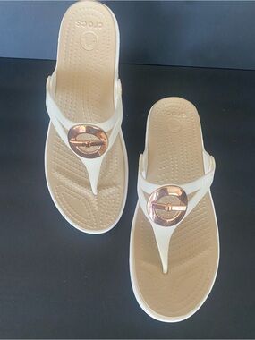 Crocs Sanrah Liquid Metallic Wedge Flip Sandal Rose Gold Ornament Oyster 9